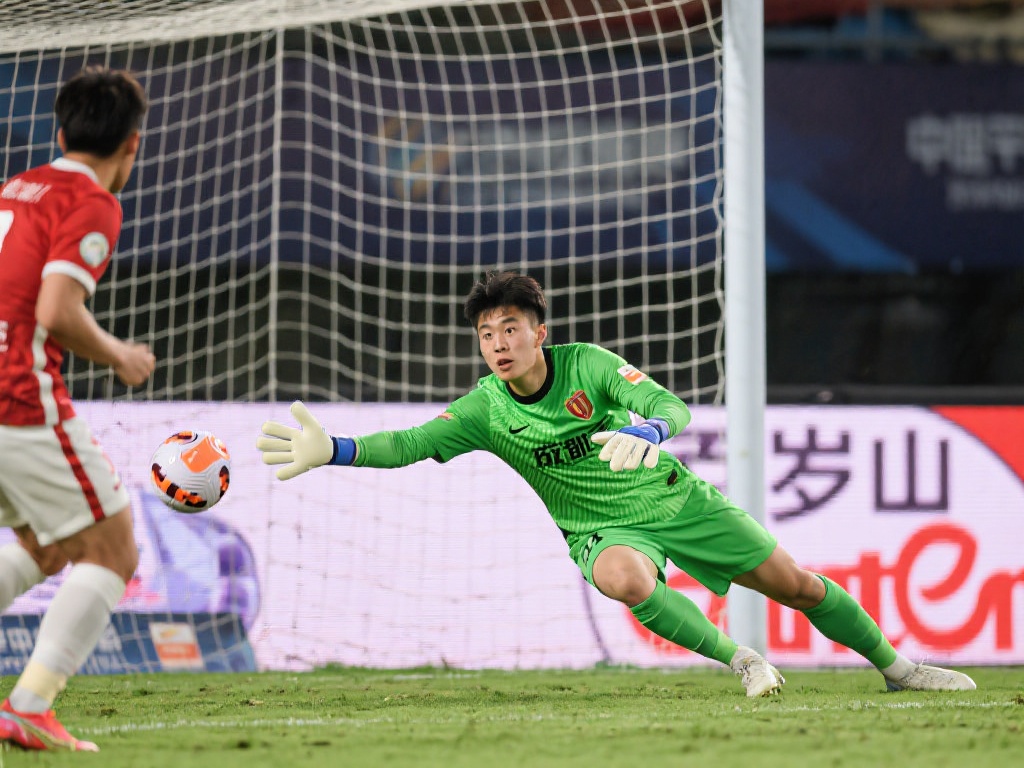 法比奥劲射破门 韩佳奇神扑救险 国安战平蓉城